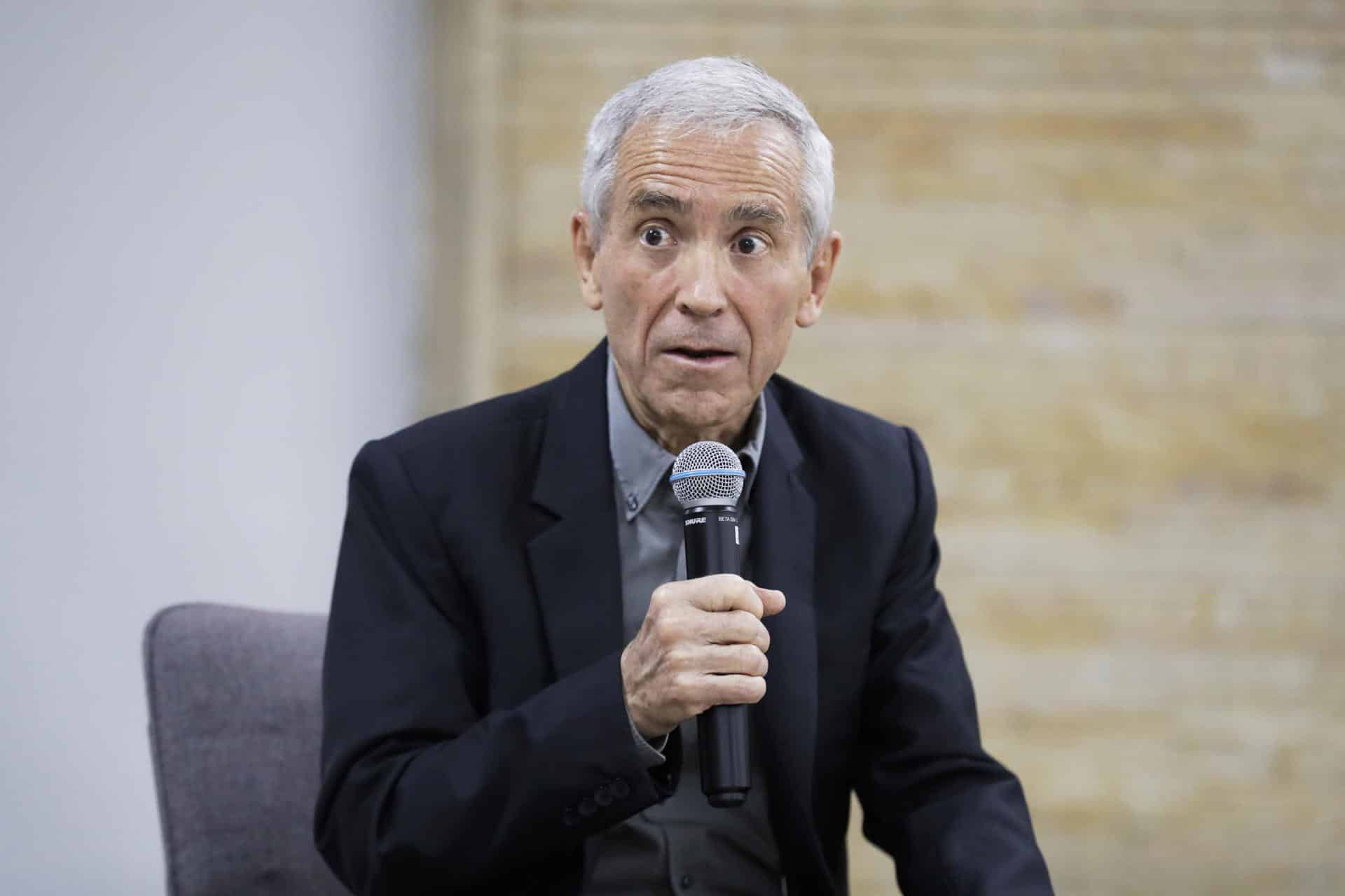 El sacerdote jesuita Francisco de Roux, expresidente de la Comisión de la Verdad de Colombia, ofrece una rueda de prensa este 24 de octubre de 2024 en Bogotá (Colombia). EFE/ Carlos Ortega