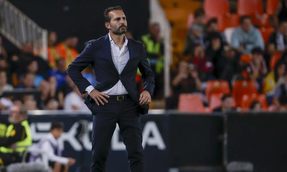 El entrenador del Valencia, Rubén Baraja, durante el partido de LaLiga que Valencia CF y UD Las Palmas disputaron este lunes en el estadio de Mestalla. EFE/Manuel Bruque