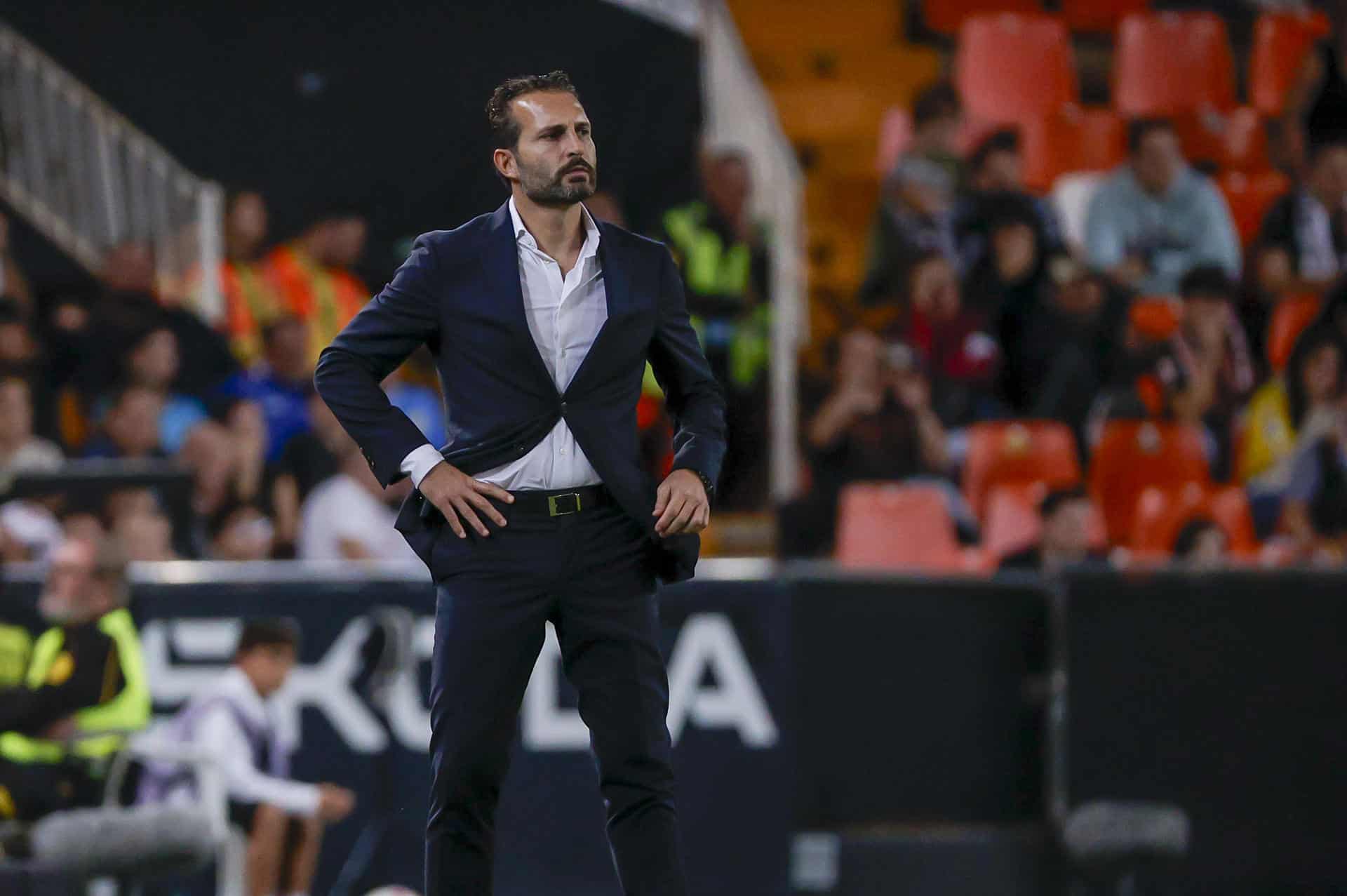 El entrenador del Valencia, Rubén Baraja, durante el partido de LaLiga que Valencia CF y UD Las Palmas disputaron este lunes en el estadio de Mestalla. EFE/Manuel Bruque