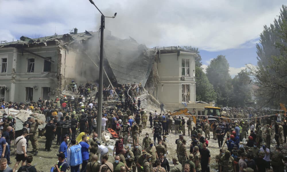 Imagen de archivo de un edificio ucraniano bombardeado por Rusia. EFE/ Marcel Gascón