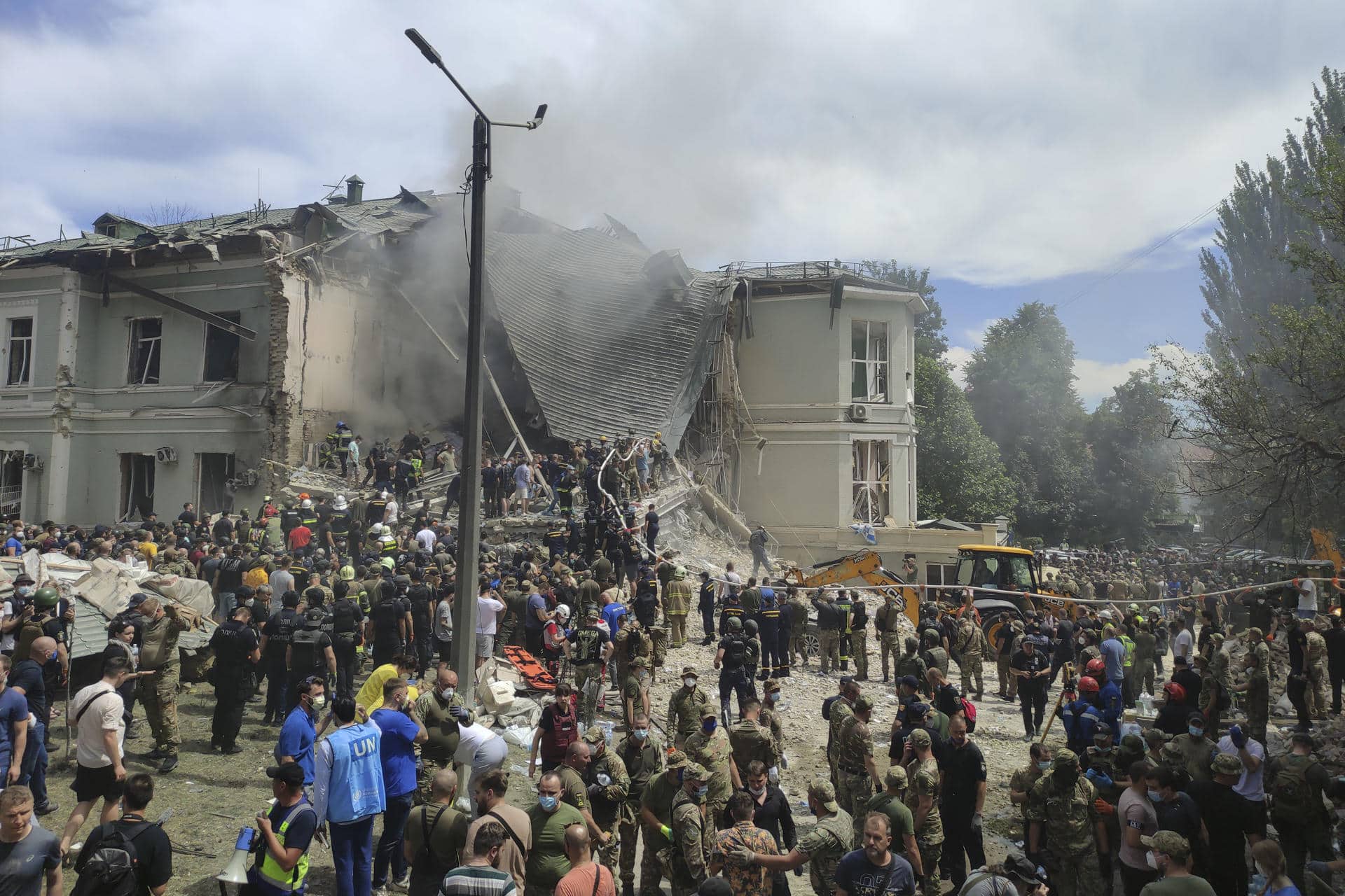 Imagen de archivo de un edificio ucraniano bombardeado por Rusia. EFE/ Marcel Gascón