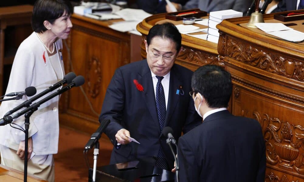 El ex primer ministro de Japón Fumio Kishida (C) emite su voto durante la sesión extraordinaria del Parlamento donde fue elegido su sucesor, Shigeru Ishiba. EFE/EPA/FRANCK ROBICHON