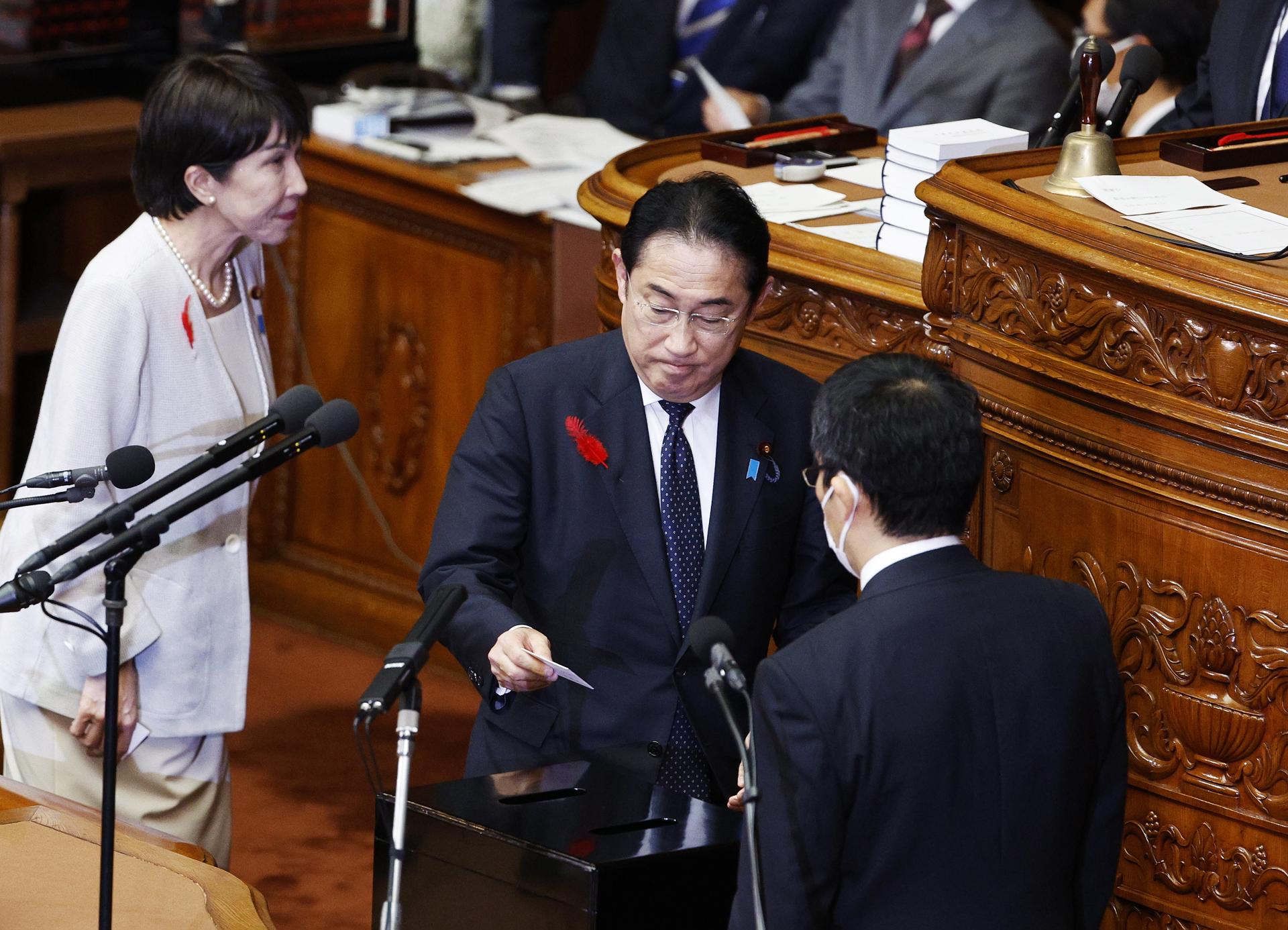 El ex primer ministro de Japón Fumio Kishida (C) emite su voto durante la sesión extraordinaria del Parlamento donde fue elegido su sucesor, Shigeru Ishiba. EFE/EPA/FRANCK ROBICHON