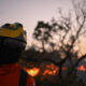 Un bombero trabaja para extinguir un incendio forestal en la Reserva Ecológica Contagem,en Brasilia (Brasil). EFE/ Andre Borges