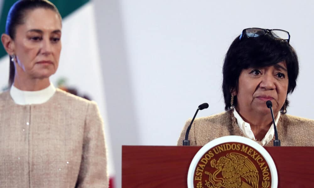 La titular de la Secretaría de Desarrollo Agrario, Territorial y Urbana (Sedatu), Edna Elena Vega, habla este lunes durante una conferencia de prensa en Palacio Nacional de la Ciudad de México (México). EFE/Mario Guzmán