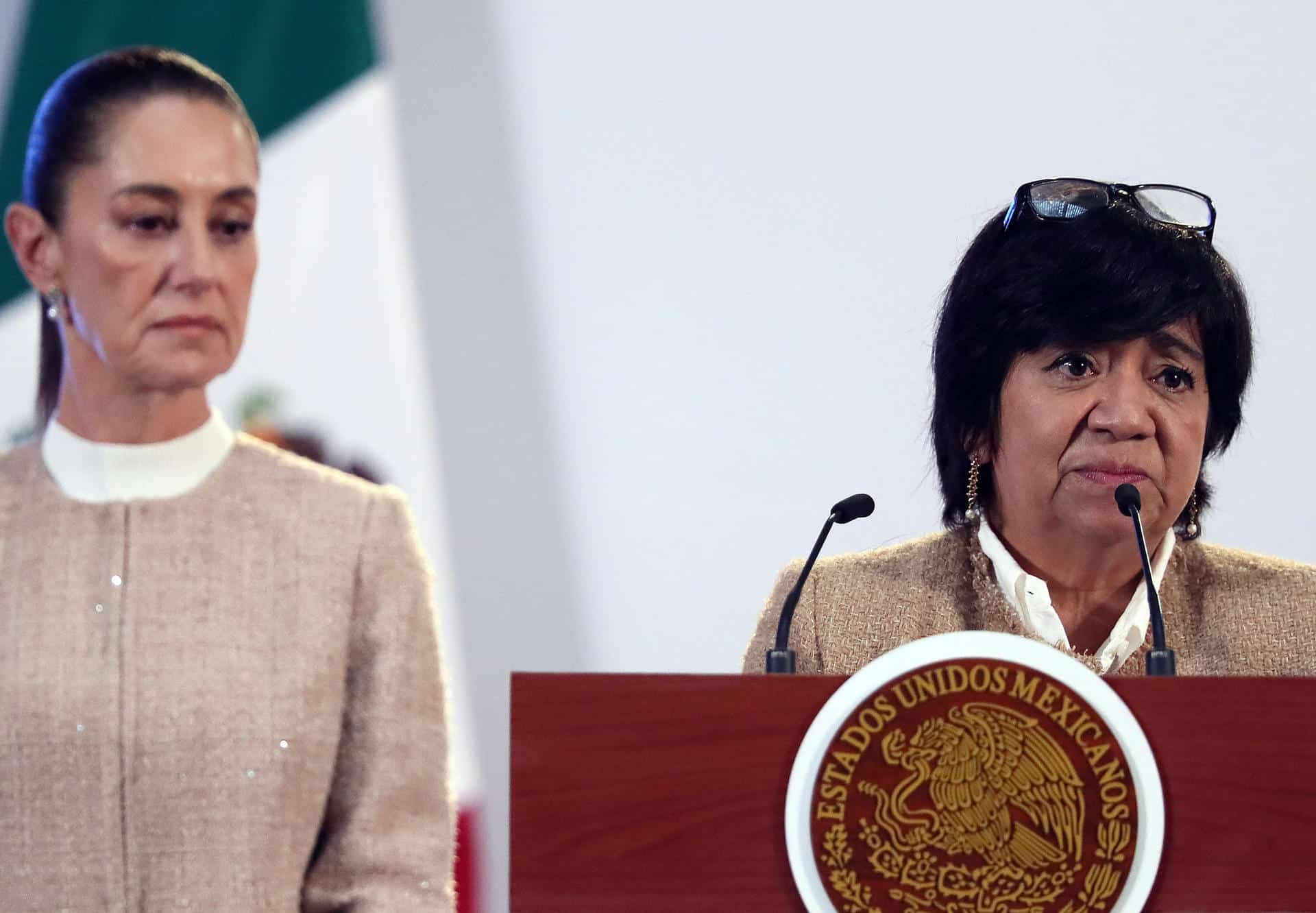 La titular de la Secretaría de Desarrollo Agrario, Territorial y Urbana (Sedatu), Edna Elena Vega, habla este lunes durante una conferencia de prensa en Palacio Nacional de la Ciudad de México (México). EFE/Mario Guzmán