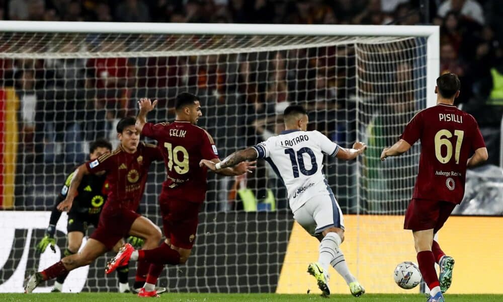 El interista Lautaro Martinez marca el 0-1 en el partido de la liga italiana ante el Roma, tanto que le convierte en el máximo goleador extranjero de su equipo. EFE/EPA/ANGELO CARCONI