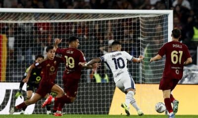 El interista Lautaro Martinez marca el 0-1 en el partido de la liga italiana ante el Roma, tanto que le convierte en el máximo goleador extranjero de su equipo. EFE/EPA/ANGELO CARCONI