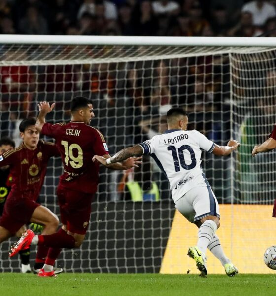 El interista Lautaro Martinez marca el 0-1 en el partido de la liga italiana ante el Roma, tanto que le convierte en el máximo goleador extranjero de su equipo. EFE/EPA/ANGELO CARCONI