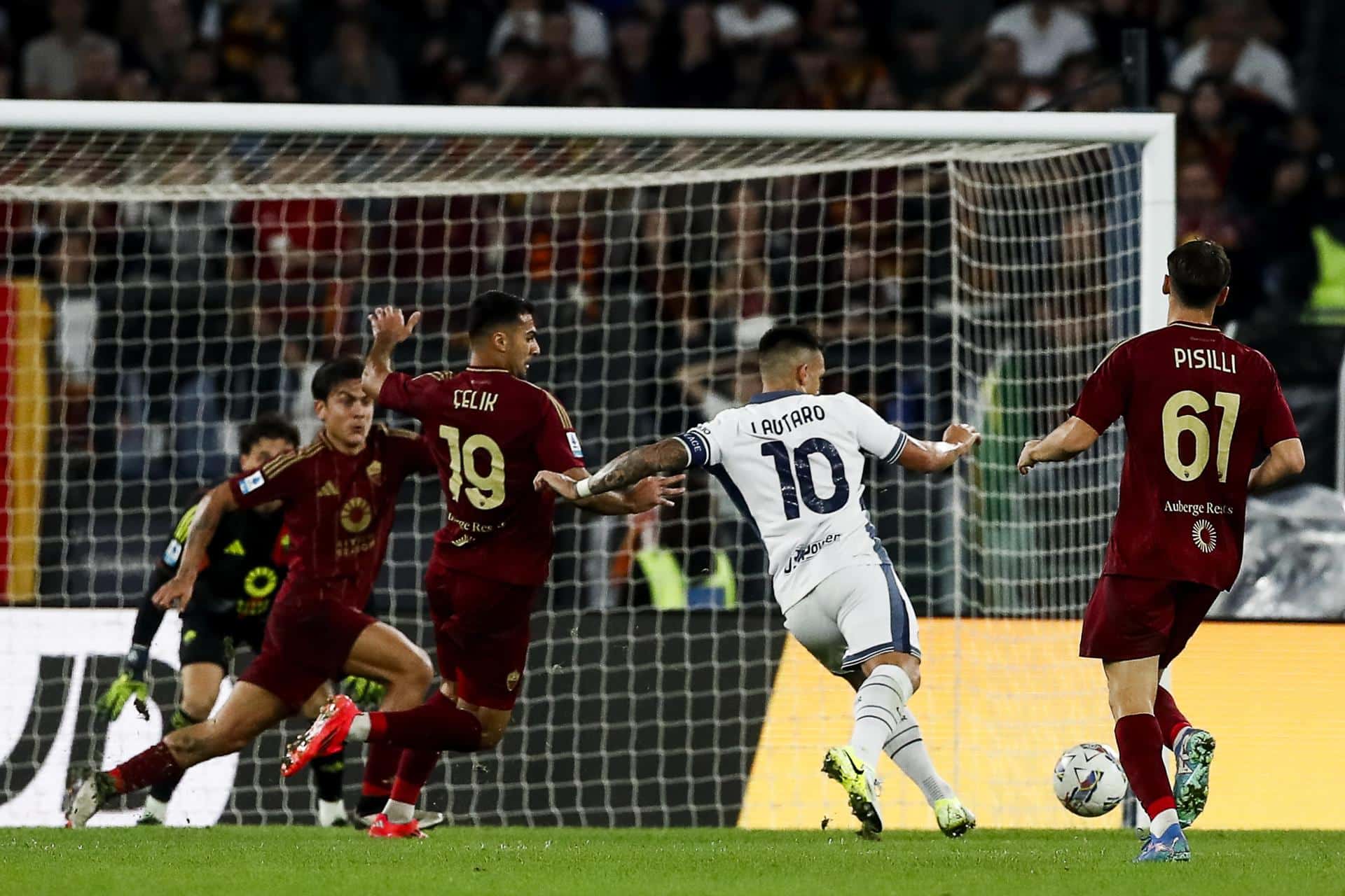 El interista Lautaro Martinez marca el 0-1 en el partido de la liga italiana ante el Roma, tanto que le convierte en el máximo goleador extranjero de su equipo. EFE/EPA/ANGELO CARCONI