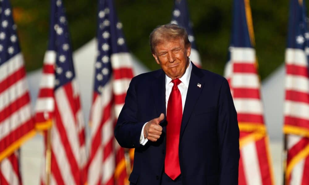 El expresidente de EE.UU. y candidato presidencial republicano Donald Trump habla en un mitin en Butler, Pensilvania. EFE/EPA/WILL OLIVER