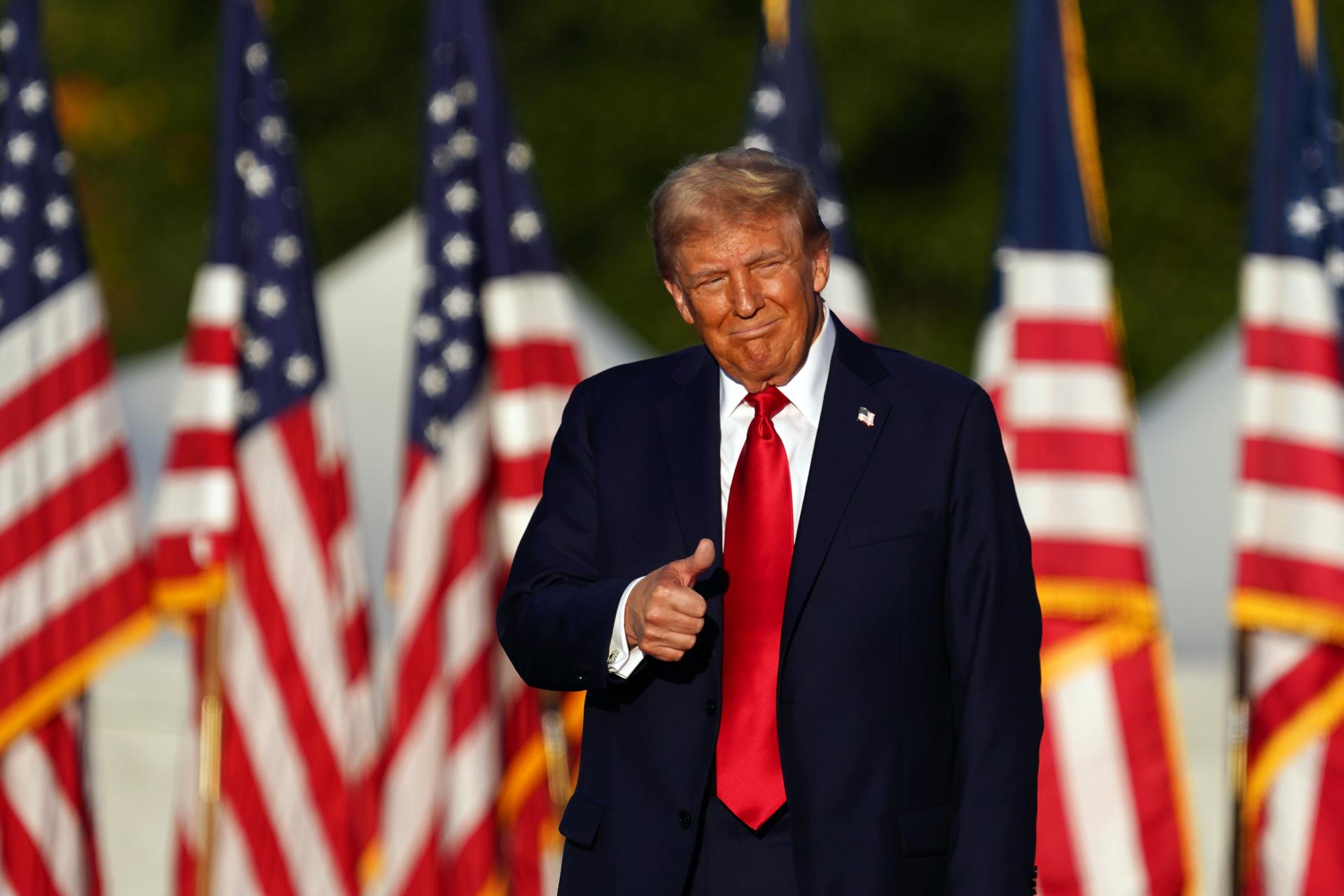 El expresidente de EE.UU. y candidato presidencial republicano Donald Trump habla en un mitin en Butler, Pensilvania. EFE/EPA/WILL OLIVER