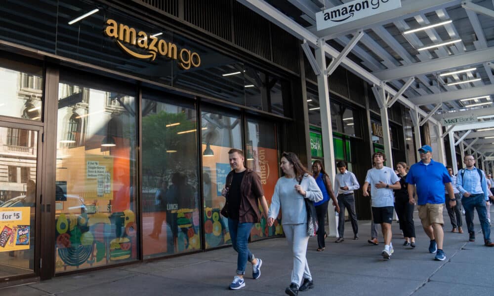 Fotografía de archivo de personas que caminan frente a la fachada de una tienda de la empresa Amazon en Nueva York (Estados Unidos). EFE/ Ángel Colmenares