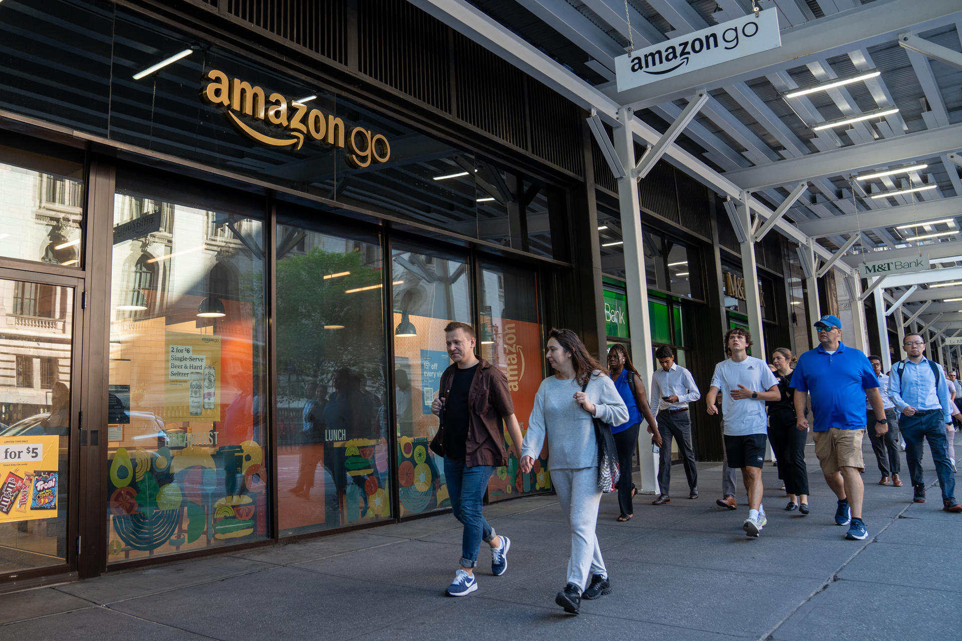 Fotografía de archivo de personas que caminan frente a la fachada de una tienda de la empresa Amazon en Nueva York (Estados Unidos). EFE/ Ángel Colmenares