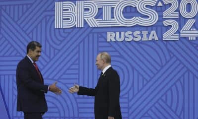 El presidente ruso, Vladimir Putin (derecha), y el presidente de Venezuela, Nicolás Maduro, participan en una ceremonia oficial de bienvenida para los jefes de delegaciones en la Cumbre BRICS 2024 en Kazán, Rusia, el 23 de octubre de 2024.EFE/EPA/Maxim Shipenkov