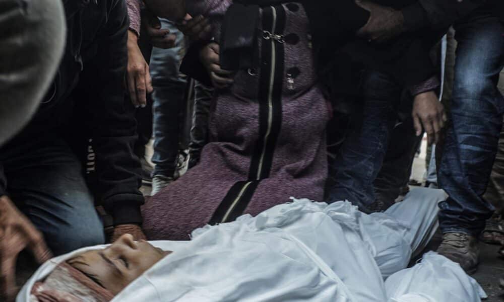 La madre de dos niños, hermanos de uno y once años, llora cerca de los cuerpos durante su funeral en el hospital Al Aqsa Martyrs en la ciudad de Deir Al Balah, en el centro de la Franja de Gaza, el 29 de octubre de 2024. 
 EFE/EPA/MOHAMMED SABER ATENCIÓN EDITORES: CONTENIDO GRÁFICO