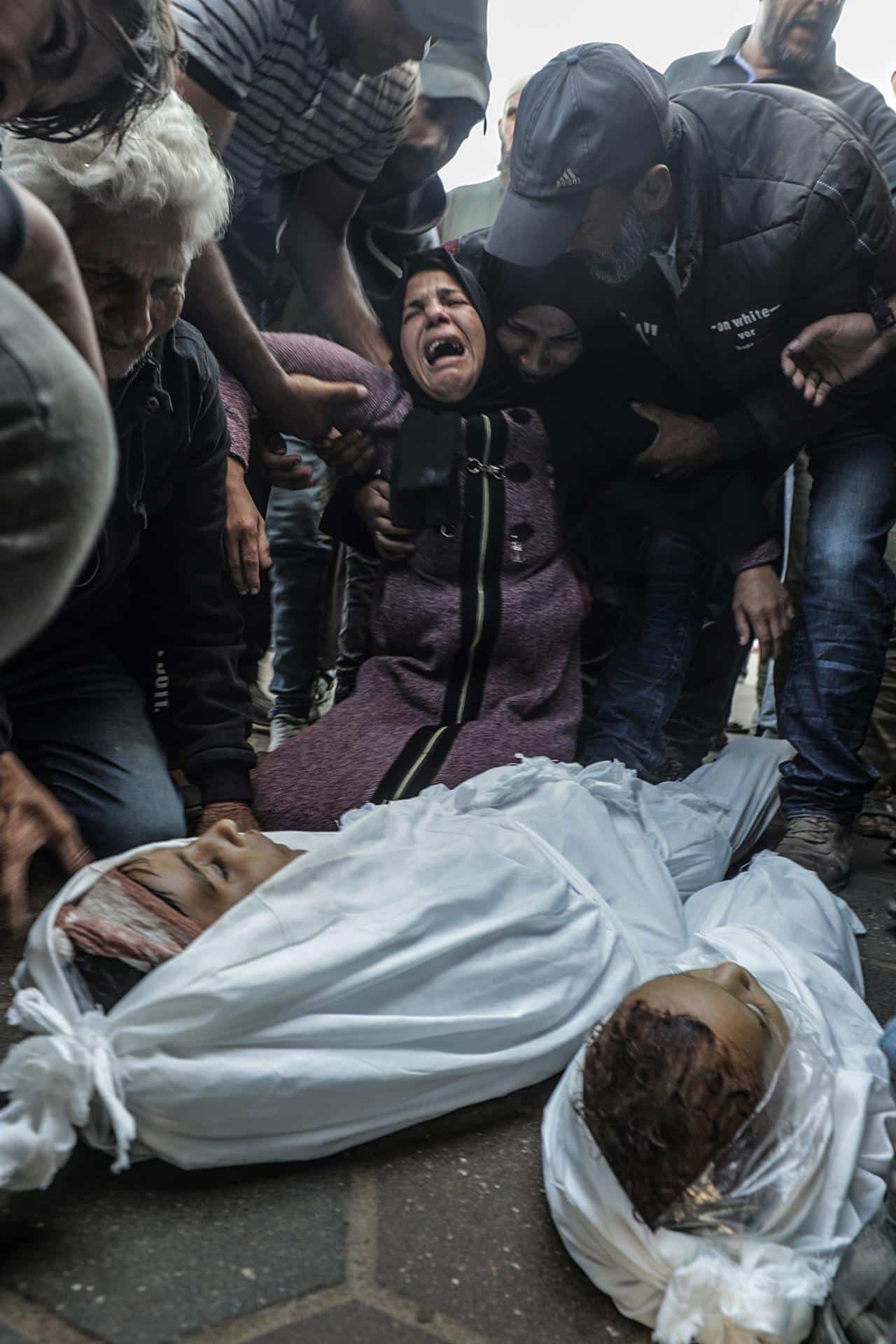 La madre de dos niños, hermanos de uno y once años, llora cerca de los cuerpos durante su funeral en el hospital Al Aqsa Martyrs en la ciudad de Deir Al Balah, en el centro de la Franja de Gaza, el 29 de octubre de 2024. 
 EFE/EPA/MOHAMMED SABER ATENCIÓN EDITORES: CONTENIDO GRÁFICO