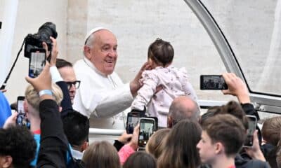 El papa Francisco durante la audiencia semanal de los miércoles ante miles de fieles en la plaza San Pedro del Vaticano. EFE/EPA/MAURIZIO BRAMBATTI