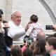 El papa Francisco durante la audiencia semanal de los miércoles ante miles de fieles en la plaza San Pedro del Vaticano. EFE/EPA/MAURIZIO BRAMBATTI