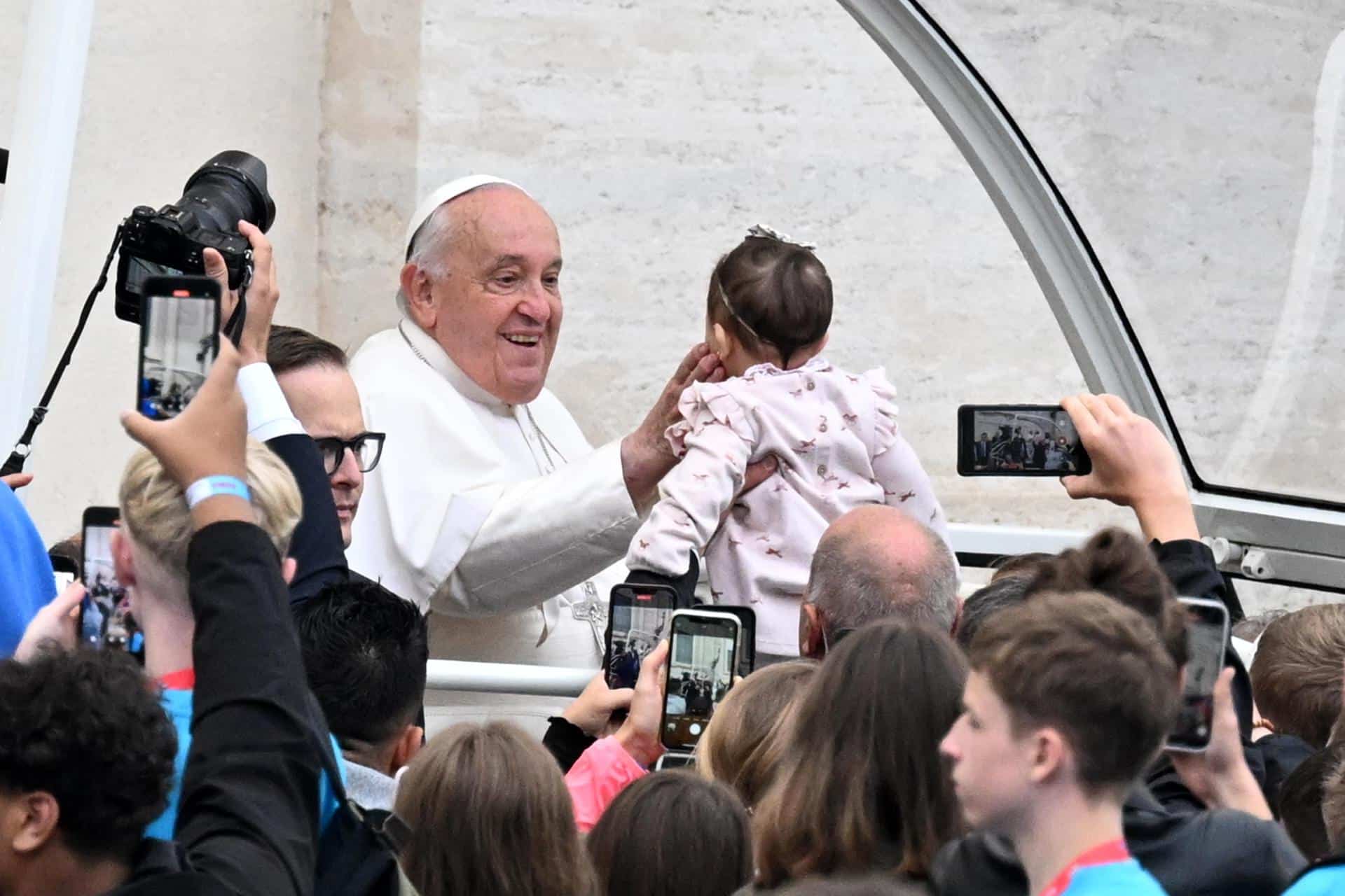 El papa Francisco durante la audiencia semanal de los miércoles ante miles de fieles en la plaza San Pedro del Vaticano. EFE/EPA/MAURIZIO BRAMBATTI