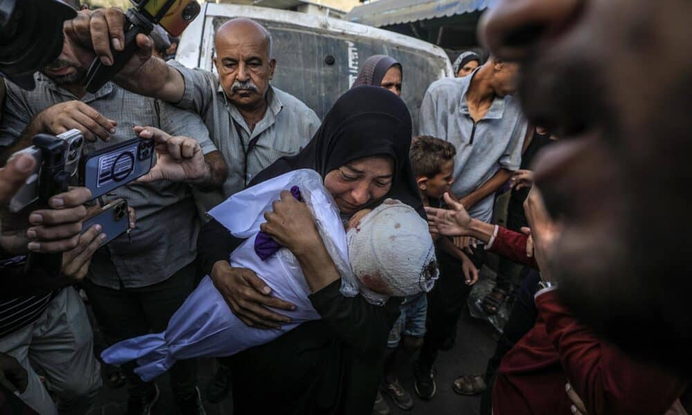 Una mujer palestina, abuela del bebé de un año y medio asesinado, Yaman Al Zaneen, llora mientras carga su cuerpo durante el funeral en Deir al Balah, en el centro de la Franja de Gaza, el 14 de octubre de 2024. Según el Ministerio de Salud palestino, 23 personas, incluidos niños, murieron después de que una escuela que albergaba a palestinos desplazados internamente en el campamento de Nuseirat fuera atacada por Israel el 13 de octubre. Más de 42.200 palestinos y más de 1.400 israelíes han muerto, según el Ministerio de Salud palestino y el Ejército israelí, Tsahal, desde que militantes de Hamás lanzaron un ataque contra Israel desde la Franja de Gaza el 7 de octubre de 2023, y las operaciones israelíes en Gaza y Cisjordania que le siguieron. EFE/EPA/MOHAMMED SABER