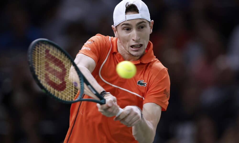 El francés Ugo Humbert en acción ante el estadounidense Brandon Nakashima. EFE/EPA/YOAN VALAT