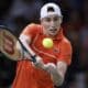 El francés Ugo Humbert en acción ante el estadounidense Brandon Nakashima. EFE/EPA/YOAN VALAT