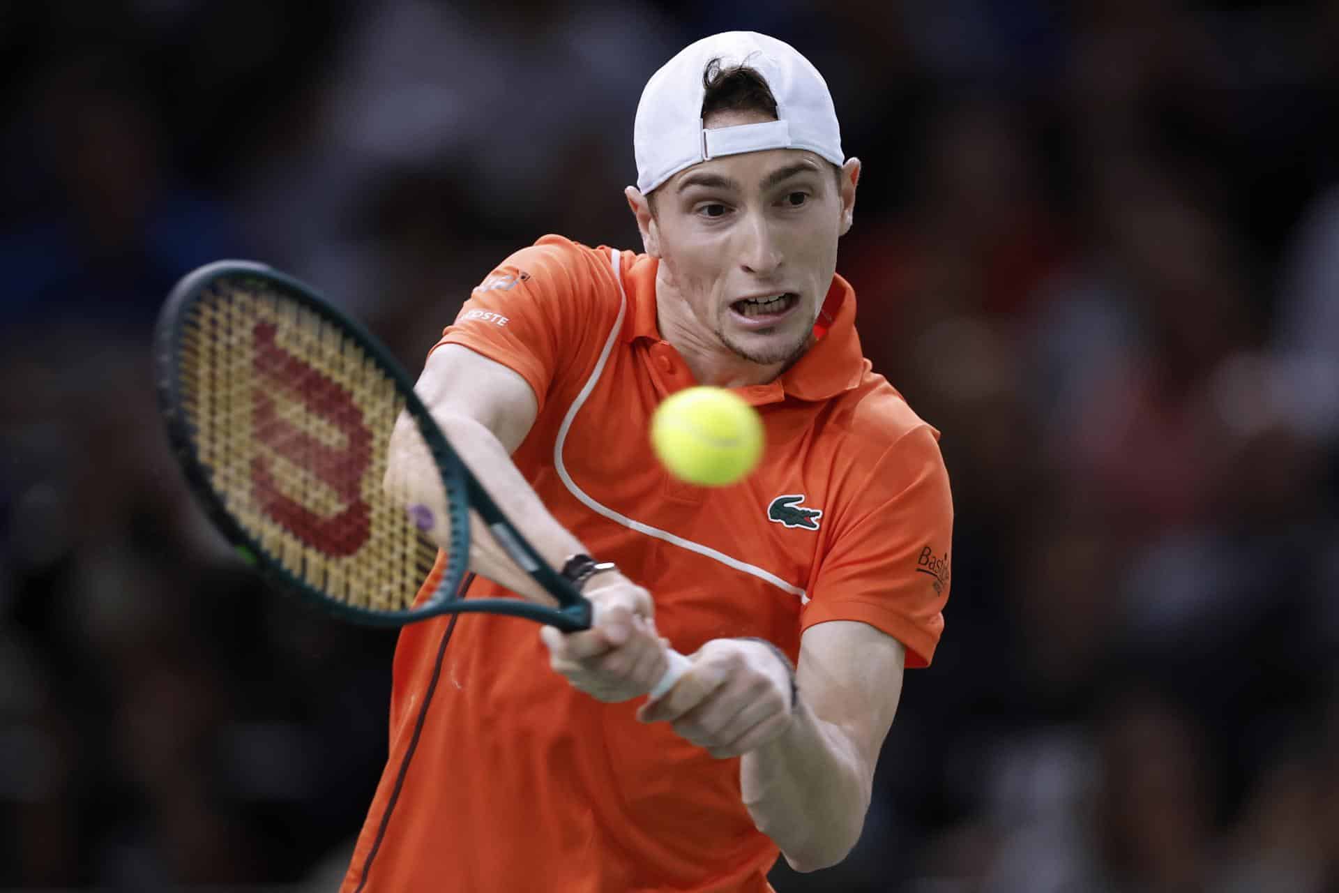 El francés Ugo Humbert en acción ante el estadounidense Brandon Nakashima. EFE/EPA/YOAN VALAT