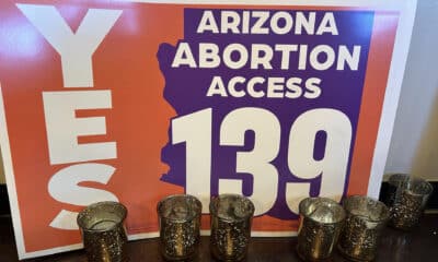 Fotografía de archivo de un cartel que pide el voto a la propuesta 139 en las boletas de Arizona (EE.UU.) por los derechos al aborto. EFE/ María León