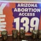 Fotografía de archivo de un cartel que pide el voto a la propuesta 139 en las boletas de Arizona (EE.UU.) por los derechos al aborto. EFE/ María León