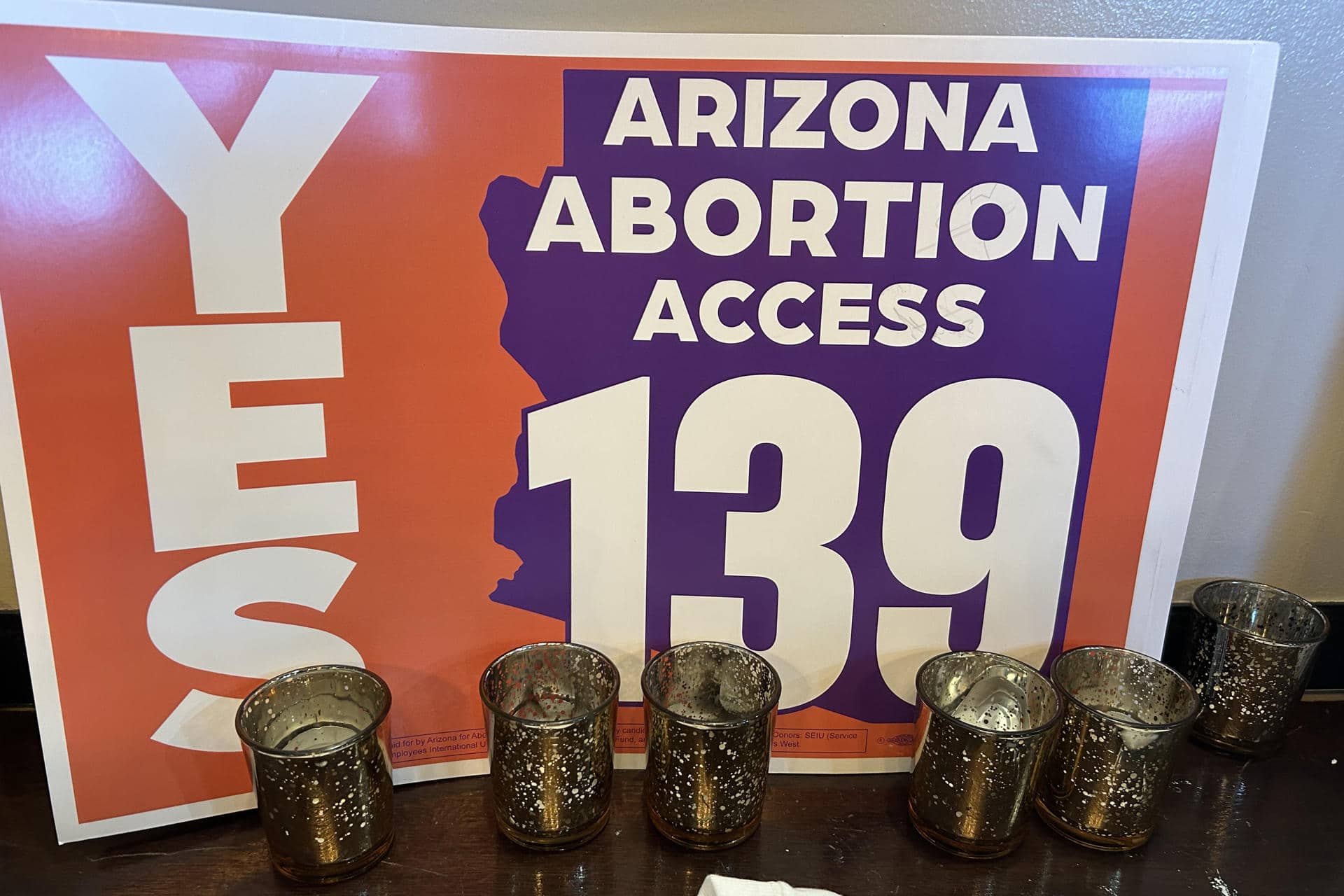 Fotografía de archivo de un cartel que pide el voto a la propuesta 139 en las boletas de Arizona (EE.UU.) por los derechos al aborto. EFE/ María León