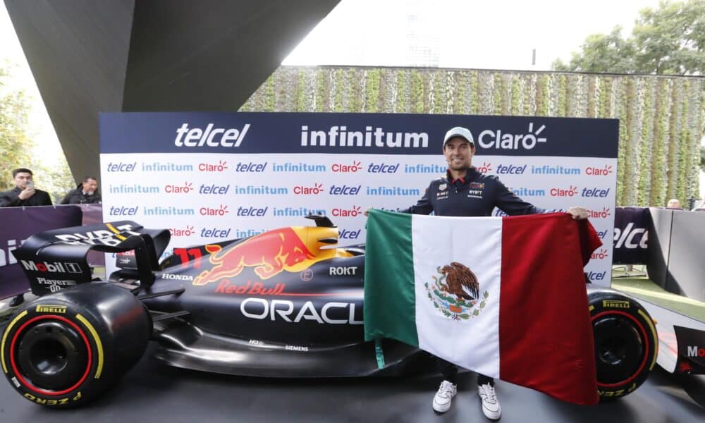 El piloto mexicano Sergio 'Checo' Pérez, posa este miércoles, durante una rueda de prensa en la Ciudad de México (México). EFE/Mario Guzmán