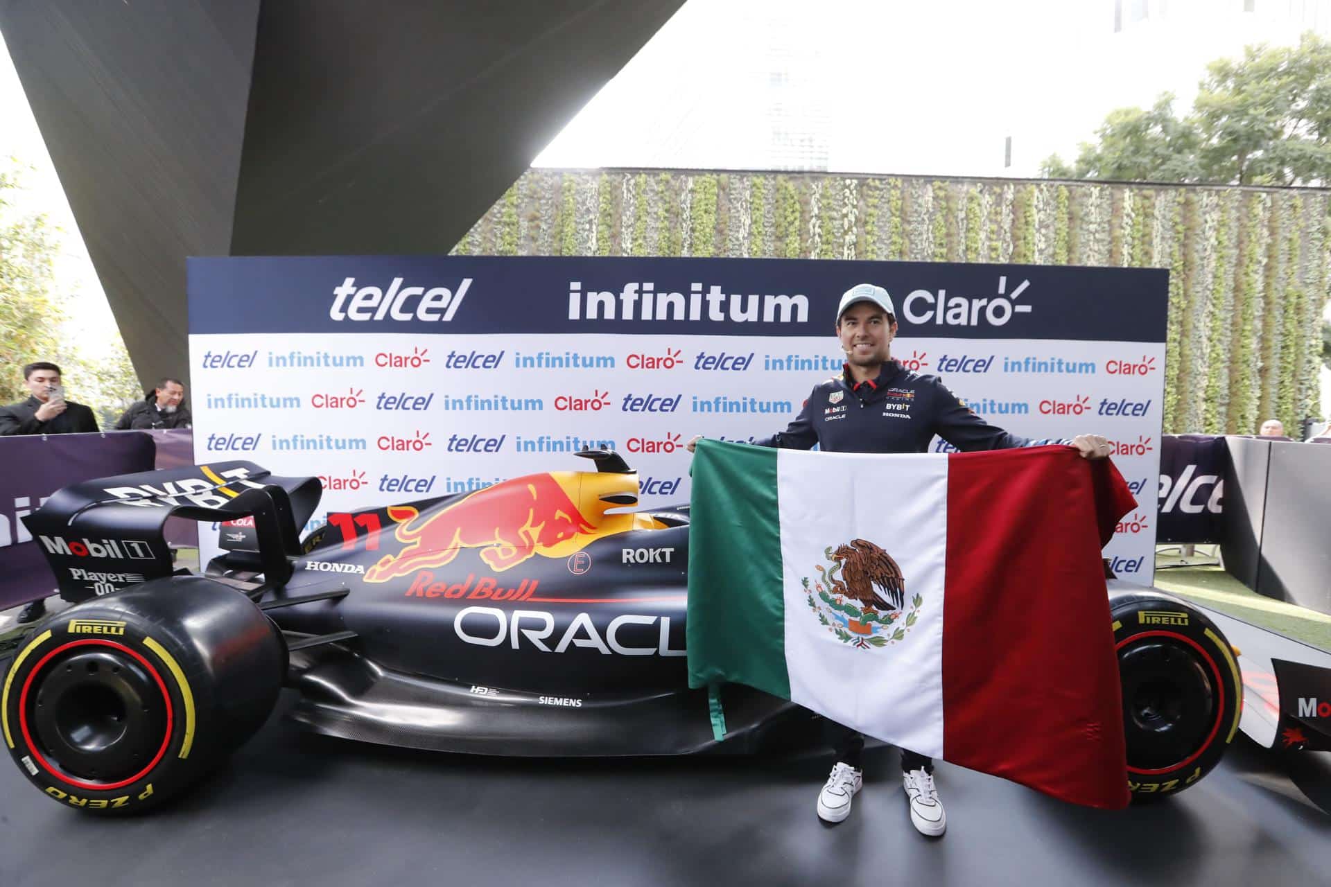 El piloto mexicano Sergio 'Checo' Pérez, posa este miércoles, durante una rueda de prensa en la Ciudad de México (México). EFE/Mario Guzmán