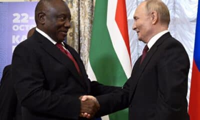 El presidente de Rusia, Vladimir Putin (derecha), se reúne con el presidente sudafricano Cyril Ramaphosa al margen de la cumbre BRICS en Kazán, Rusia, el 22 de octubre de 2024. La cumbre BRICS tendrá lugar del 22 al 24 de octubre y se espera que sea el mayor evento de política exterior jamás celebrado en Rusia. (Rusia, Sudáfrica) EFE/EPA/ALEXANDER NEMENOV / PISCINA