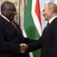 El presidente de Rusia, Vladimir Putin (derecha), se reúne con el presidente sudafricano Cyril Ramaphosa al margen de la cumbre BRICS en Kazán, Rusia, el 22 de octubre de 2024. La cumbre BRICS tendrá lugar del 22 al 24 de octubre y se espera que sea el mayor evento de política exterior jamás celebrado en Rusia. (Rusia, Sudáfrica) EFE/EPA/ALEXANDER NEMENOV / PISCINA