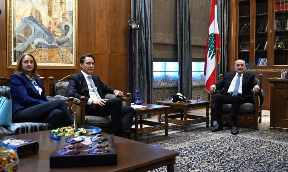 El presidente del Parlamento libanés, Nabih Berri (d), se reúne con el mediador de Estados Unidos, Amos Hochstein (c), en Beirut, Líbano, el 21 de octubre de 2024. EFE/EPA/STR