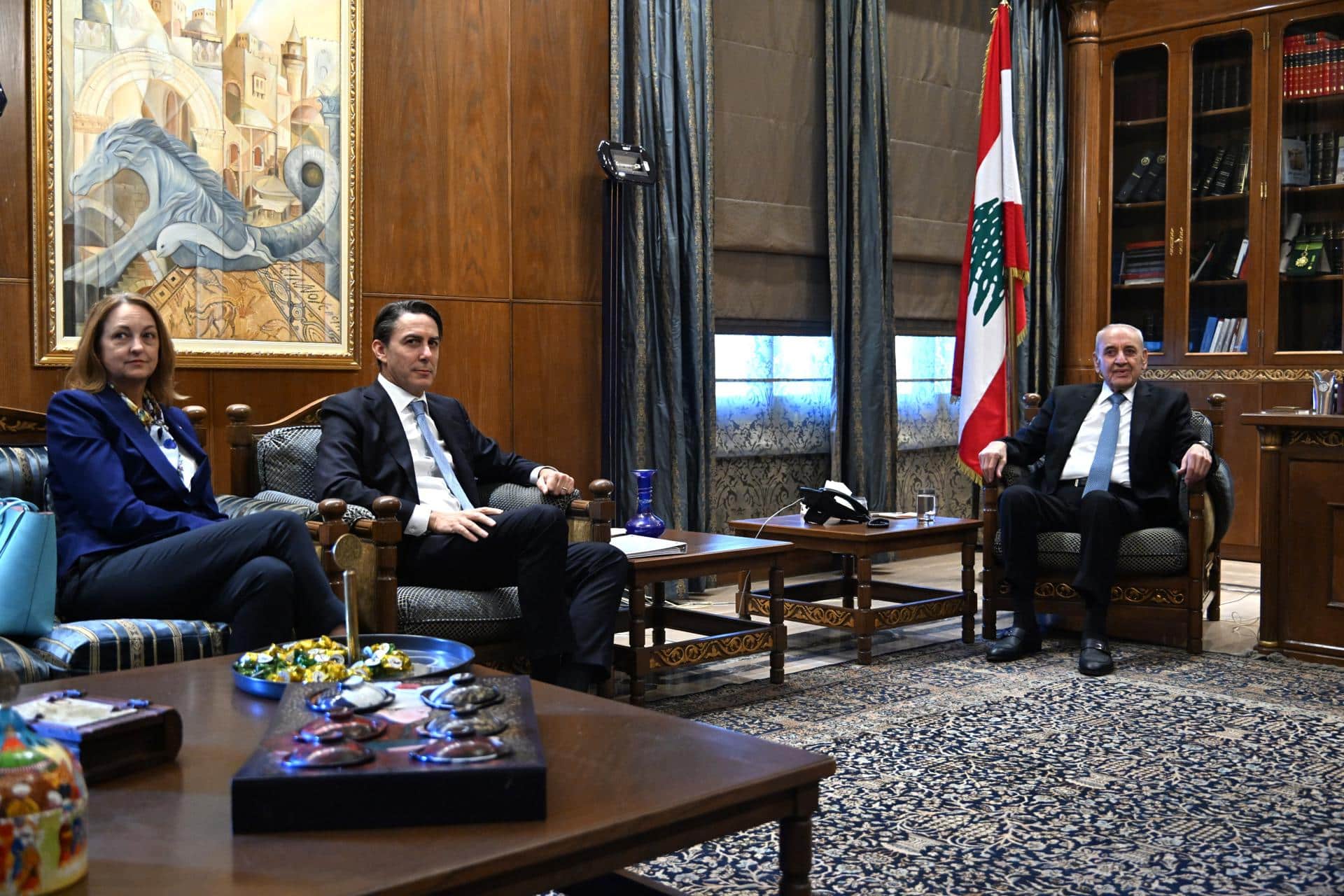 El presidente del Parlamento libanés, Nabih Berri (d), se reúne con el mediador de Estados Unidos, Amos Hochstein (c), en Beirut, Líbano, el 21 de octubre de 2024. EFE/EPA/STR