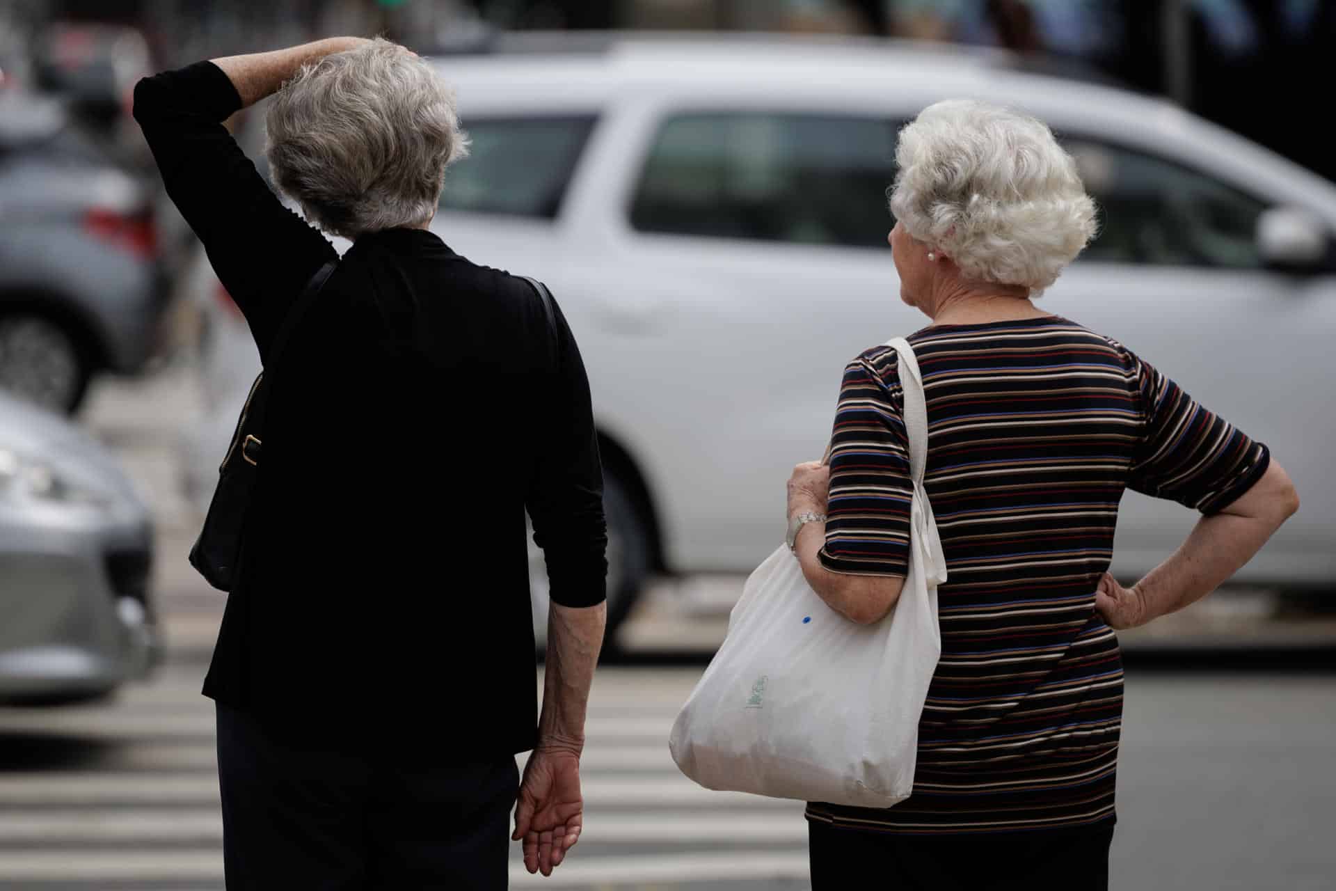 Fotografía de dos mujeres que caminan por una calle de São Paulo (Brasil). EFE/Isaac Fontana