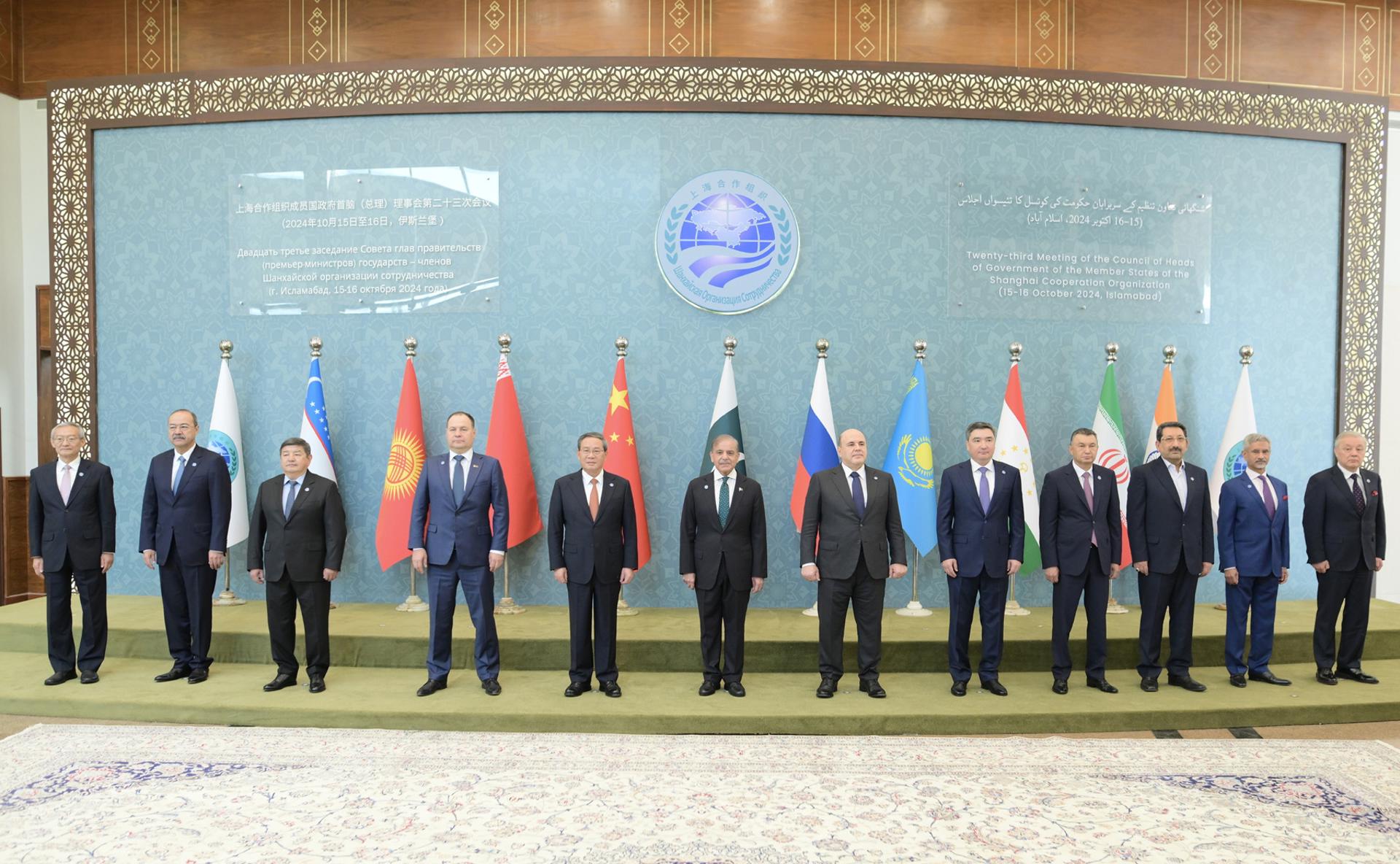 Fotografía proporcionada por el Departamento de Información de Prensa de Pakistán muestra al presidente de Pakistán, Asif Zardari (2-D), al primer ministro paquistaní, Shehbaz Sharif (D), y al primer ministro chino, Li Qiang (2-I), durante una reunión al margen de la 23ª cumbre de la Organización de Cooperación de Shanghai (OCS) en Islamabad, Pakistán, el 15 de octubre de 2024. EFE/EPA/PAKISTANI PRESS INFORMATION DEPARTMENT/HANDOUT HANDOUT EDITORIAL USE ONLY/NO SALES