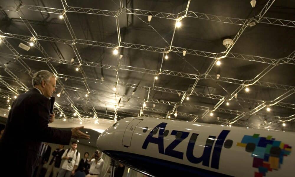 Fotografía de archivo del 28 de mayo de 2008 en donde el empresario estadounidense de origen brasileño David Neeleman, fundador de varias compañías del sector aeronáutico como JetBlue, presenta en Sao Paulo (Brasil), la Junta Directiva de la entonces nueva aerolínea Azul, que comenzó a operar en enero de 2009. EFE/Sebastião Moreira