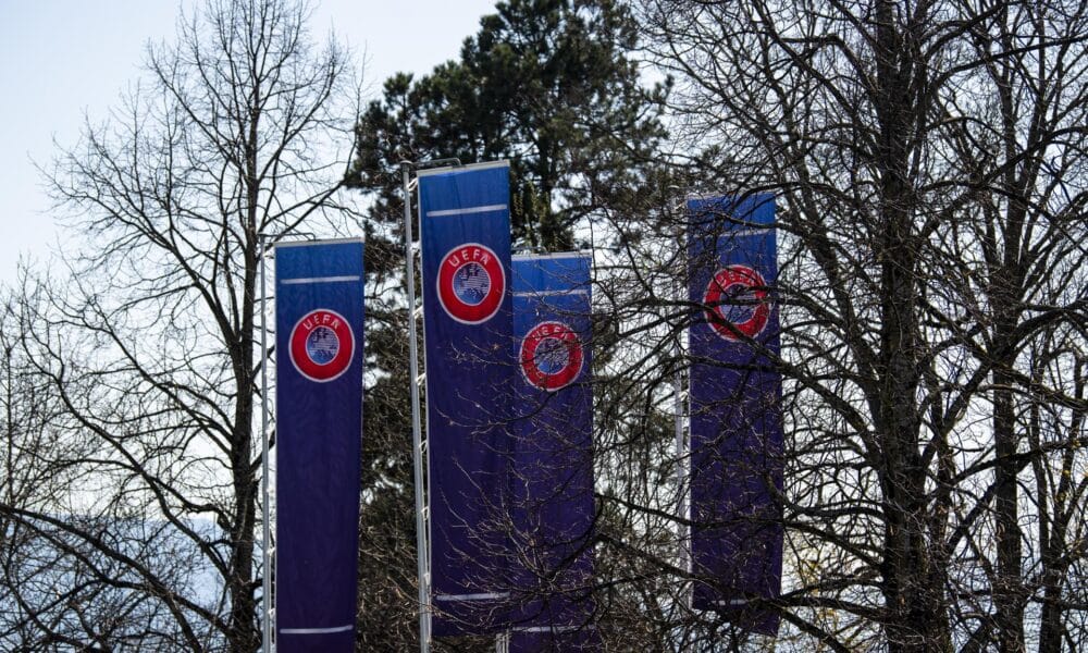 Banderas a la entrada de la sede la UEFA en Nyon. EFE/EPA/JEAN-CHRISTOPHE BOTT