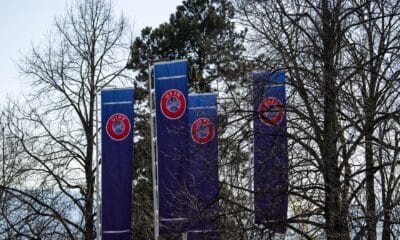 Banderas a la entrada de la sede la UEFA en Nyon. EFE/EPA/JEAN-CHRISTOPHE BOTT