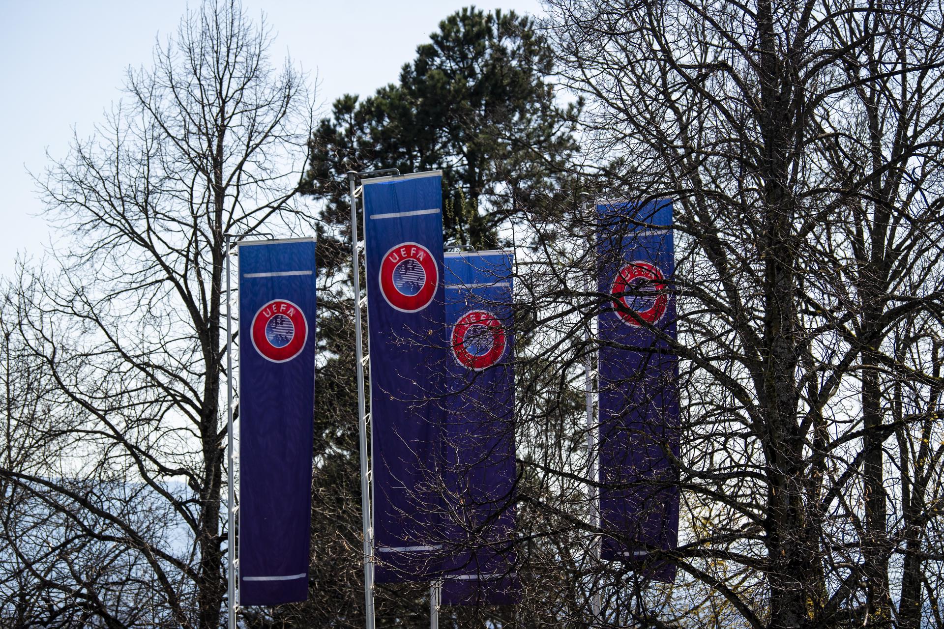 Banderas a la entrada de la sede la UEFA en Nyon. EFE/EPA/JEAN-CHRISTOPHE BOTT