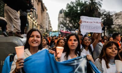 Personas marchan hacia la Secretaría de Educación este miércoles, en Buenos Aires (Argentina). EFE/Juan Ignacio Roncoroni