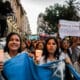 Personas marchan hacia la Secretaría de Educación este miércoles, en Buenos Aires (Argentina). EFE/Juan Ignacio Roncoroni