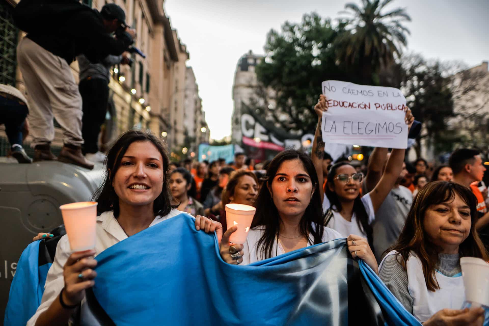 Personas marchan hacia la Secretaría de Educación este miércoles, en Buenos Aires (Argentina). EFE/Juan Ignacio Roncoroni