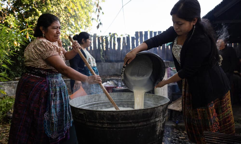 Mujeres mayas tzutujiles preparan atol, una bebida ceremonial a base de maíz blanco y amarillo, este martes en San pedro de La Laguna (Guatemala). Representantes de comunidades indígenas del país se reúnen para participar de un encuentro sobre el cuidado del agua. EFE/ David Toro