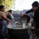 Mujeres mayas tzutujiles preparan atol, una bebida ceremonial a base de maíz blanco y amarillo, este martes en San pedro de La Laguna (Guatemala). Representantes de comunidades indígenas del país se reúnen para participar de un encuentro sobre el cuidado del agua. EFE/ David Toro