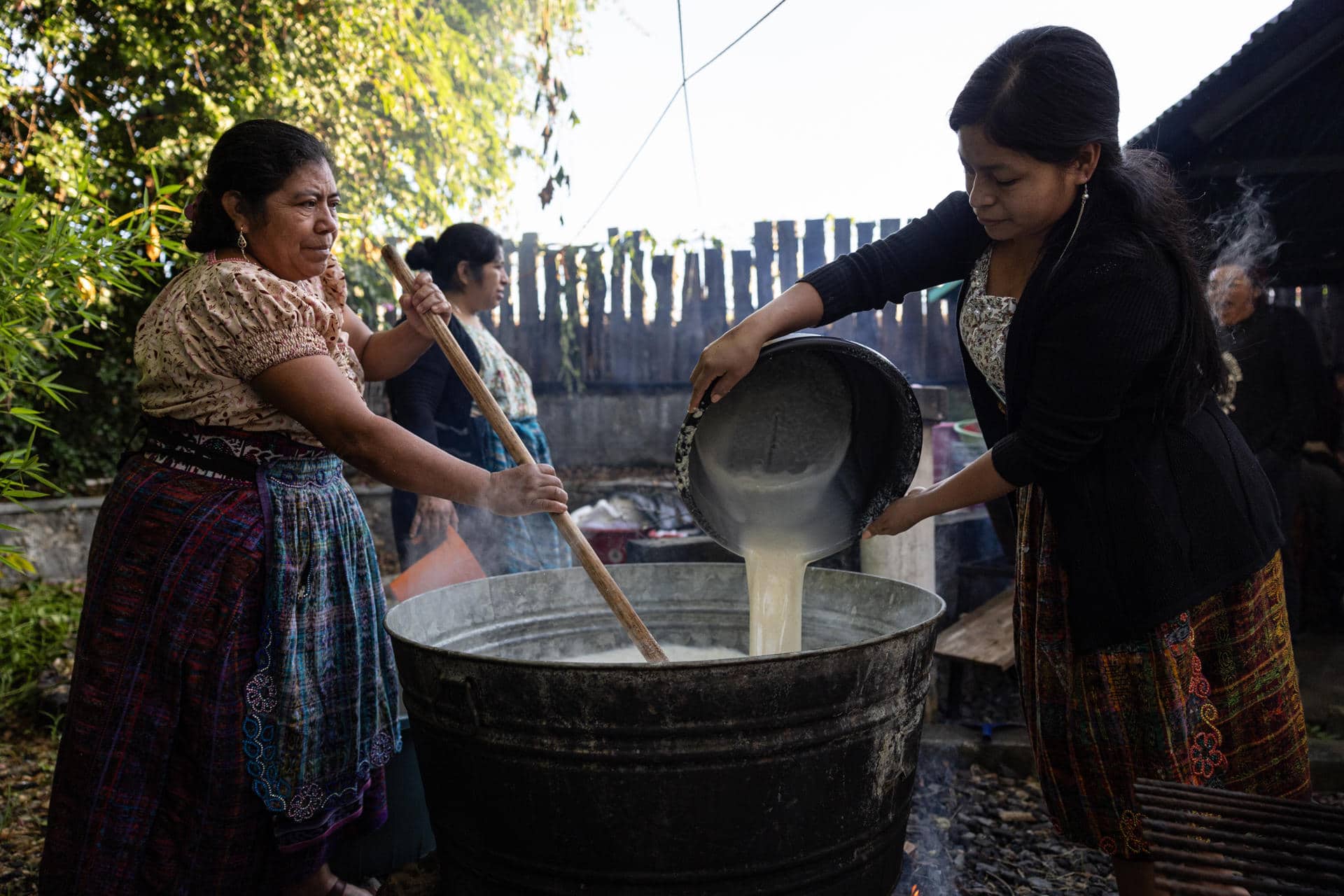 Mujeres mayas tzutujiles preparan atol, una bebida ceremonial a base de maíz blanco y amarillo, este martes en San pedro de La Laguna (Guatemala). Representantes de comunidades indígenas del país se reúnen para participar de un encuentro sobre el cuidado del agua. EFE/ David Toro