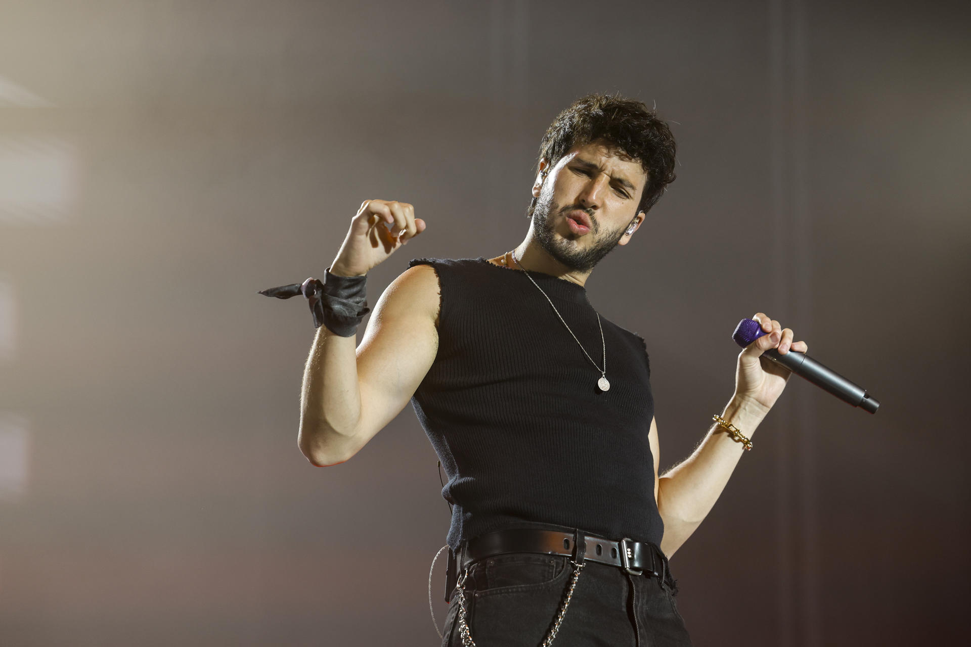 El músico y cantante colombiano Sebastián Yatra durante su actuación hoy martes en el Espacio Zity de Valdespartera incluido en la programación de las Fiestas del Pilar que se celebran Zaragoza. EFE / Javier Cebollada.